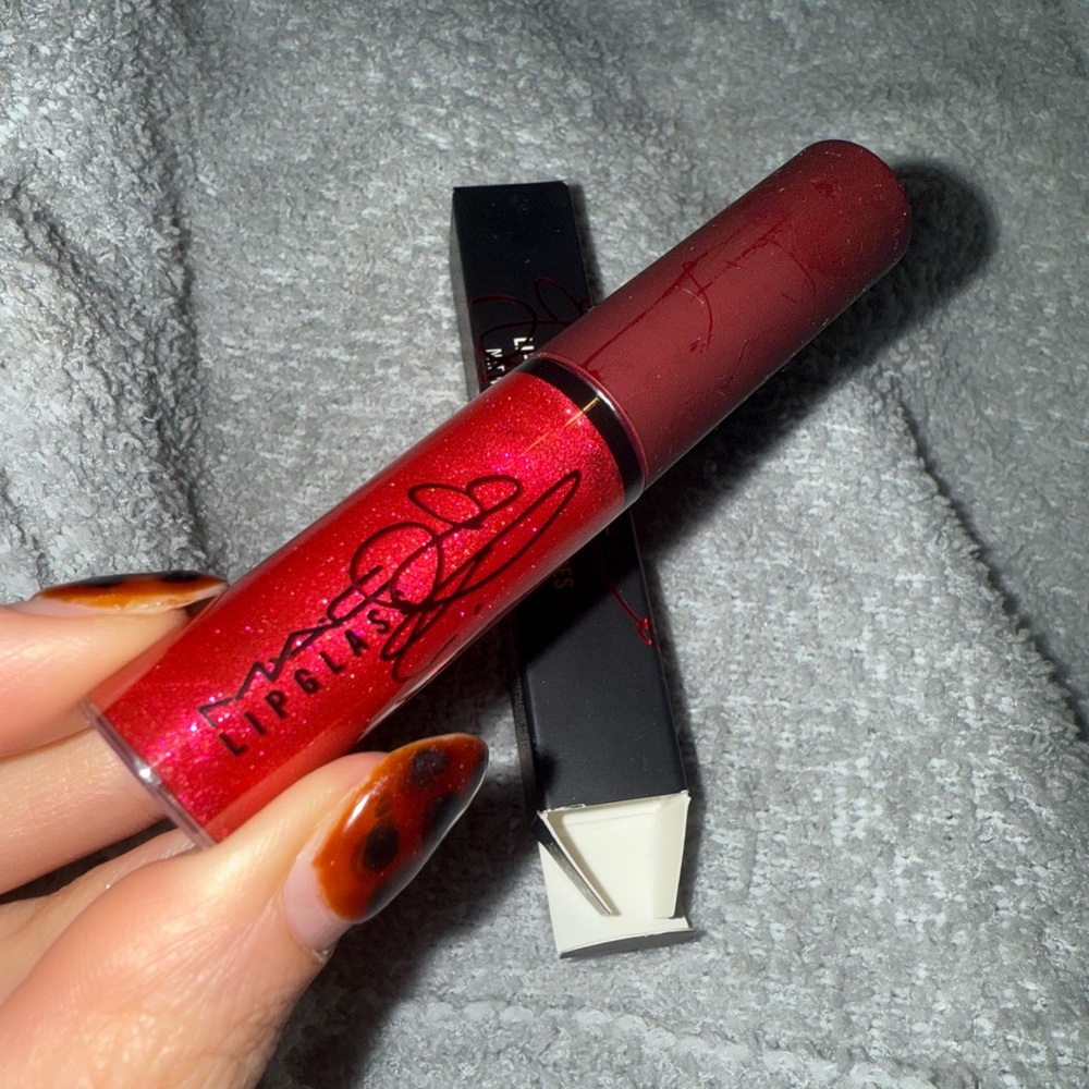 MAC Cosmetics Viva Glam Rihanna Lipglass